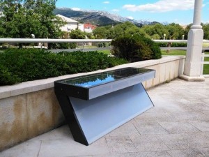 Un étudiant croate a inventé un banc solaire pour charger les smartphones