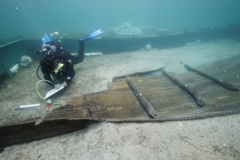 Un plongeur procède à l'étude de l'épave du bateau de Zambratija, en Croatie.
