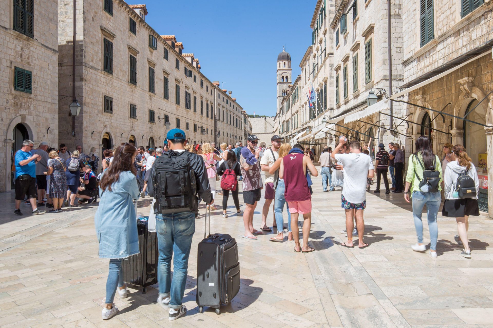 Dubrovnik lutte contre les nuisances sonores du tourisme et interdit les valises à roulettes