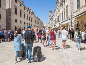 Dubrovnik lutte contre les nuisances sonores du tourisme et interdit les valises à roulettes